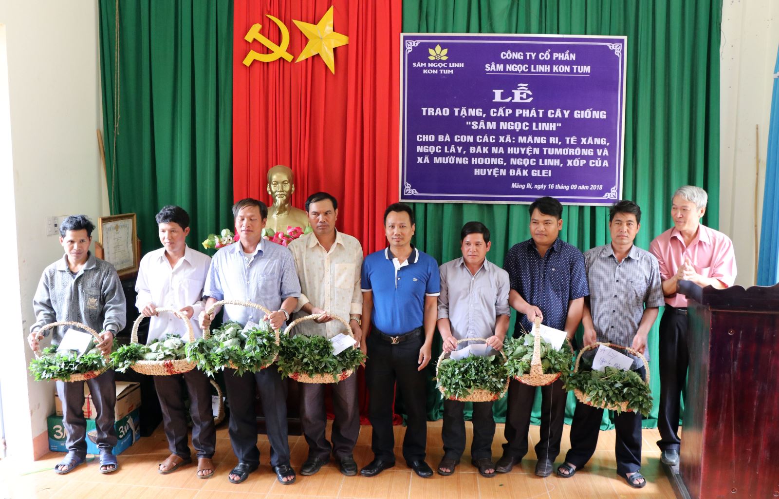 Ông Trần Hảo Tổng Giám Đốc Công ty CP Sâm Ngọc Linh Kon Tum trao giống cho các hộ dân.