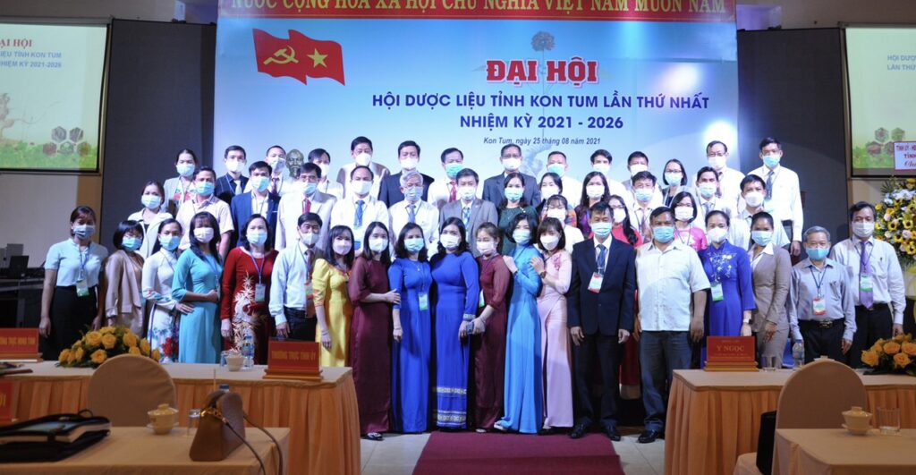 sam-ngoc-linh-kon-tum-k5-tham-gia-dai-hoi-duoc-lieu-lan-1 (1)