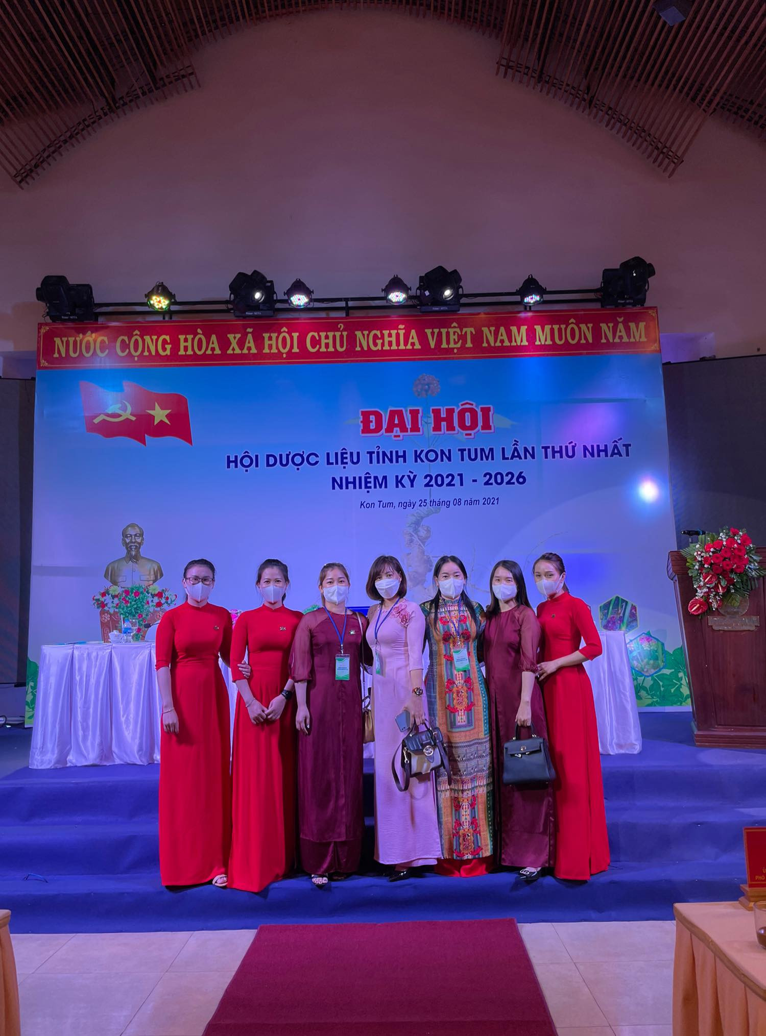 sam-ngoc-linh-kon-tum-k5-tham-gia-dai-hoi-duoc-lieu-lan-1 (2)