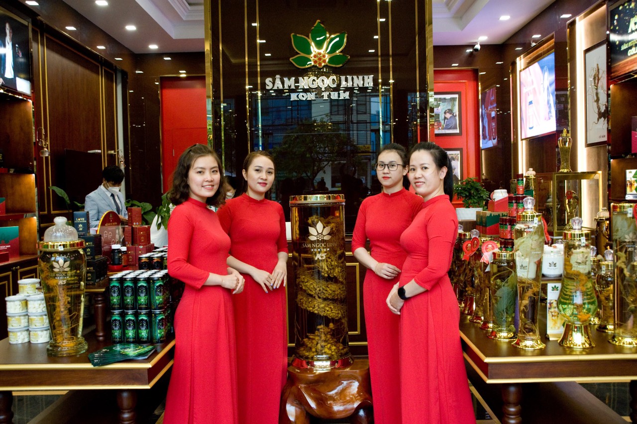 chao-don-2-doan-dai-bieu-ghe-tham-showroom-sam-ngoc-linh-kon-tum (1)