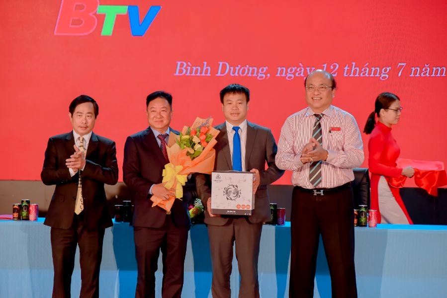 Ban tổ chức trao hoa và quà tặng dành cho nhà tài trợ Sâm Ngọc Linh Kon Tum K5.