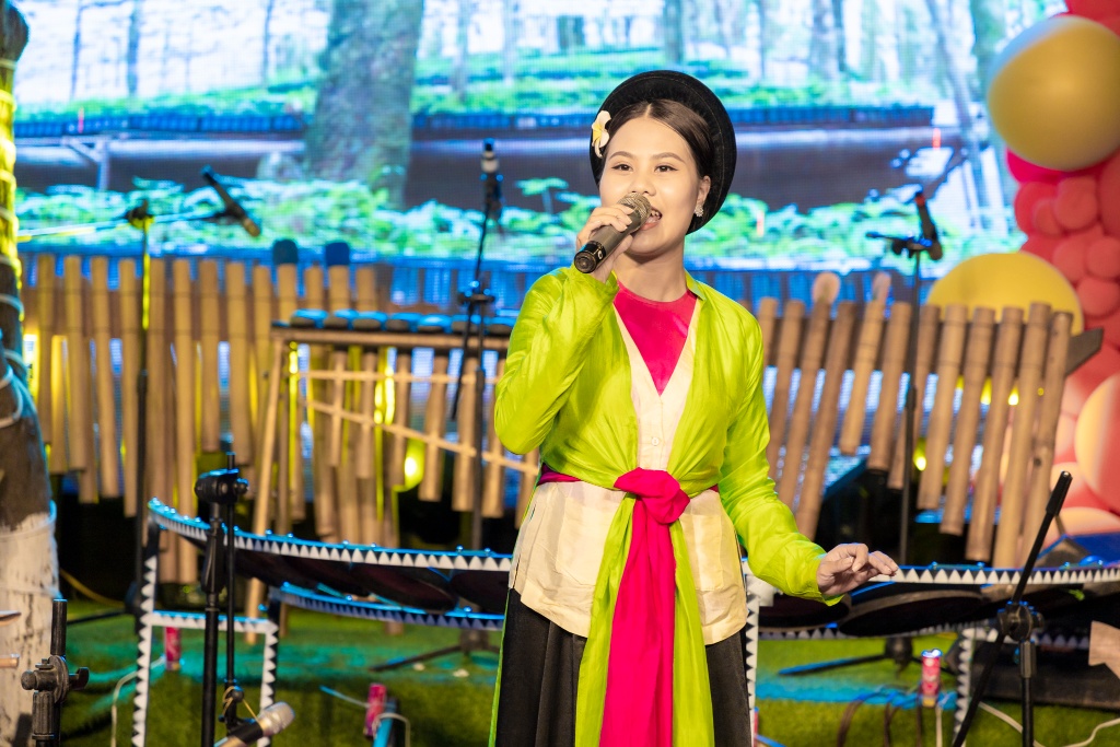 Ca sĩ đang trình diễn trong buổi khai trương showroom Sâm Ngọc Linh Kon Tum K5 Thái Bình.