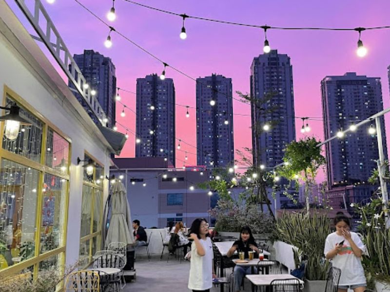 Nắng Rooftop là quán cà phê có không gian chill giúp bạn tận hưởng khoảnh khắc thoải mái bên gia đình. 