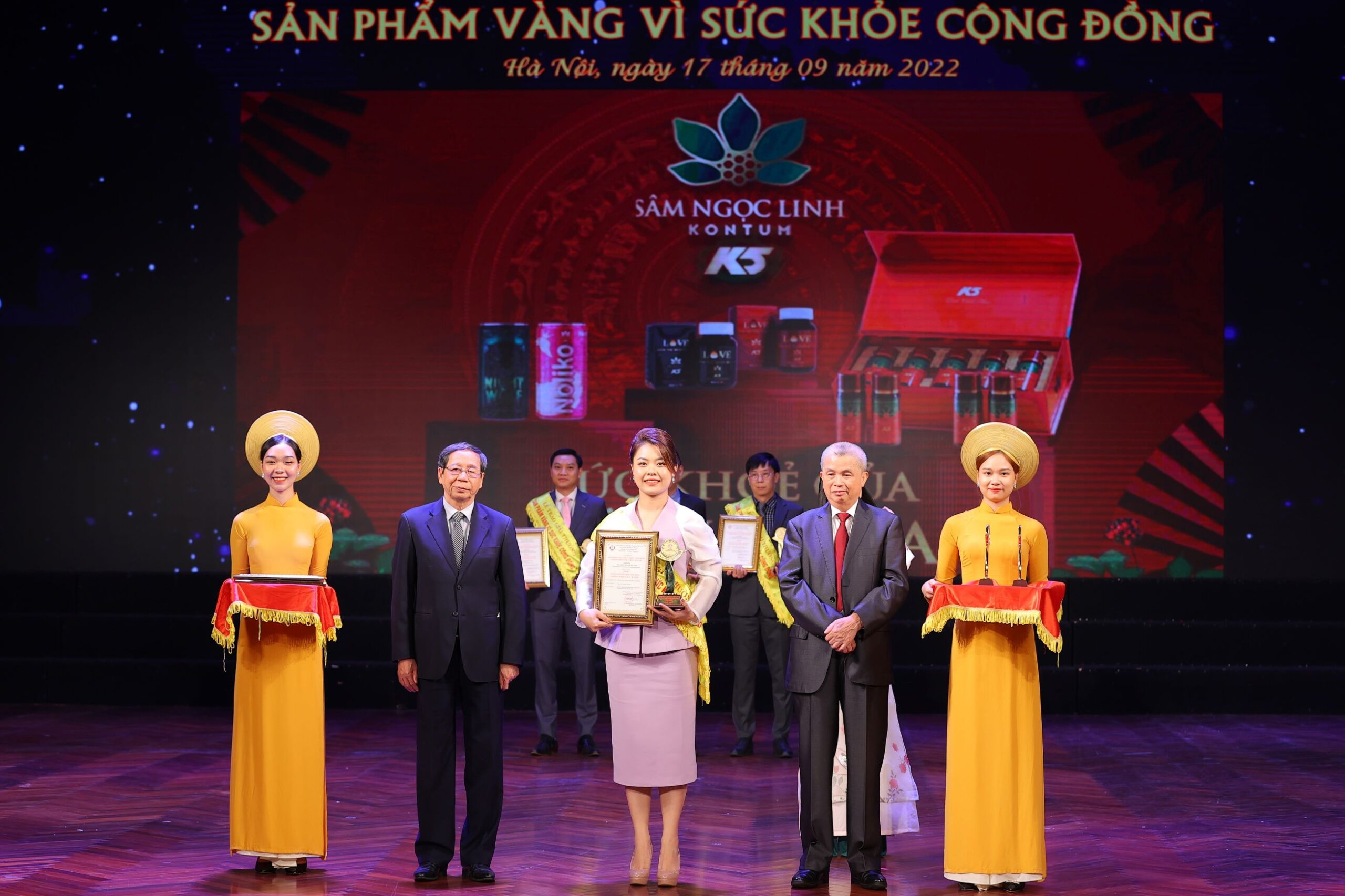 Đại diện Sâm Ngọc Linh Kon Tum K5 nhận Giải thưởng sản phẩm vàng vì sức khỏe cộng đồng.