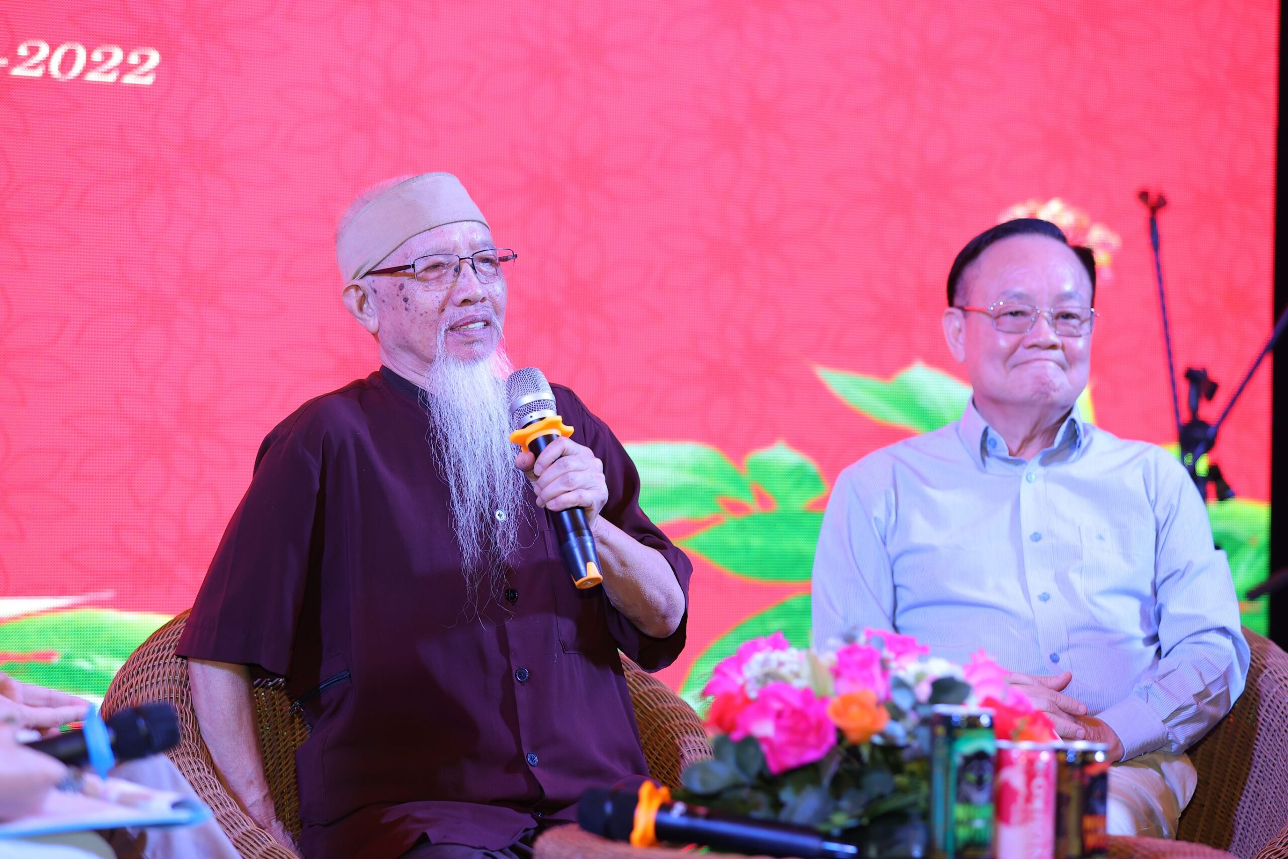 Dược sỹ Đào Kim Long (bên trái)-Người đầu tiên phát hiện ra cây Sâm Ngọc Linh đang chia sẻ tại đêm Gala Dinner.