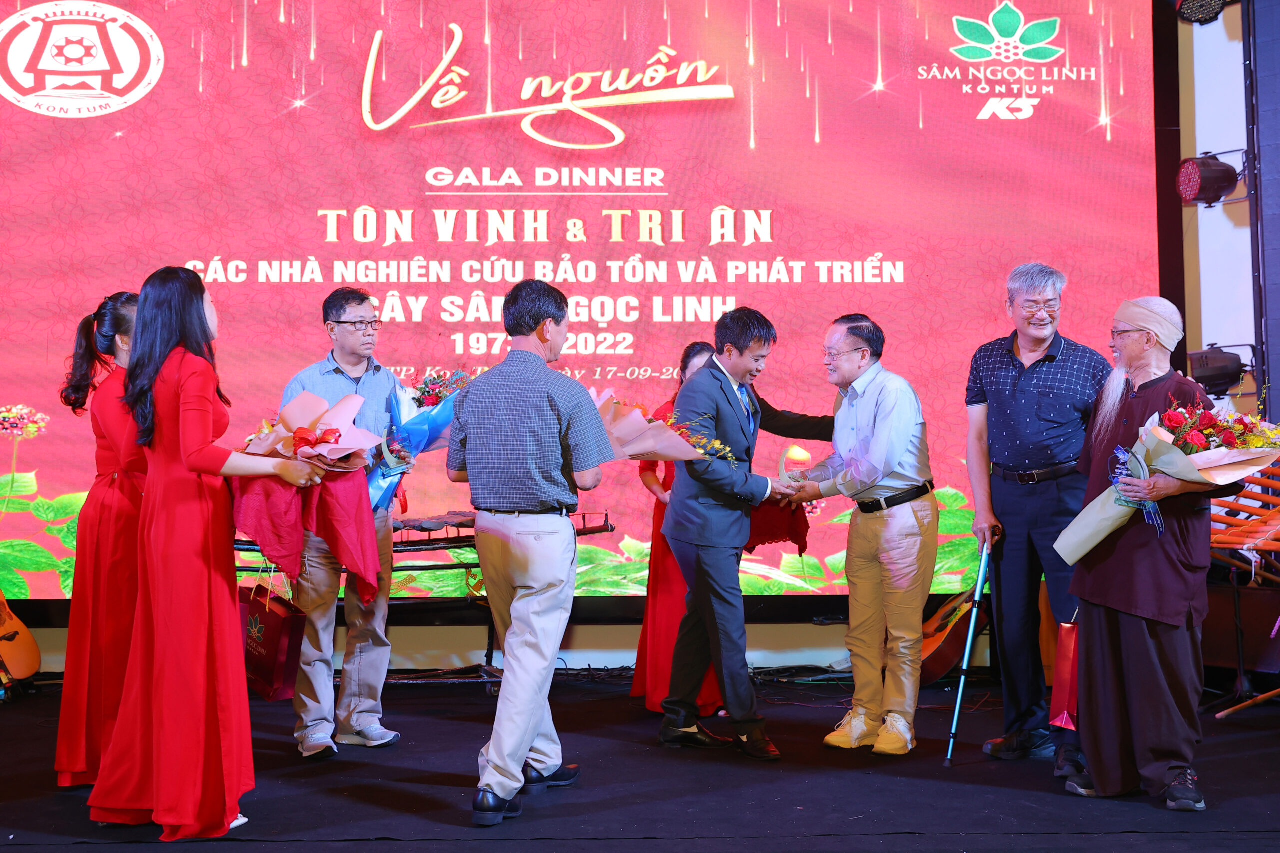 Ông Trần Hoàn (bên trái) – Chủ tịch HĐQT Công ty Cổ phần Sâm Ngọc Linh Kon Tum, tặng hoa các nhà khoa học.