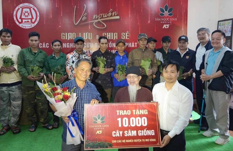 Ông Trần Văn Hảo (bên phải) - Giám đốc Công ty Cổ phần Sâm Ngọc Linh trao 10.000 cây Sâm Ngọc Linh giống cho các hộ nghèo.