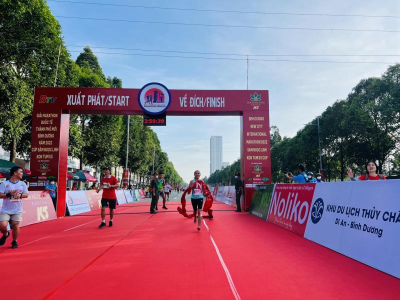 Nữ hoàng chân đất Phạm Thị Bình về nhất cự lý 42 km nữ. 