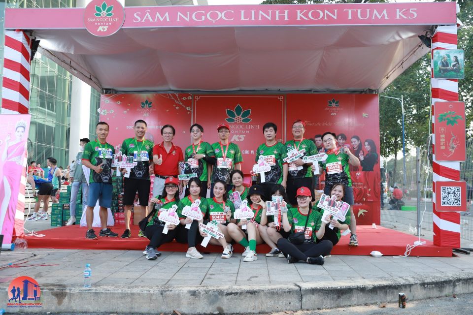 Các thành viên của Sâm Ngọc Linh Kon Tum K5 chụp ảnh lưu niệm.