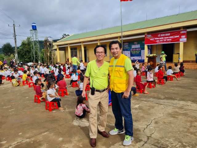 Ông Nguyễn An (bên trái) - Đại diện thương hiệu Sâm Ngọc Linh Kon Tum K5 chụp ảnh lưu niệm tại chương trình thiện nguyện.