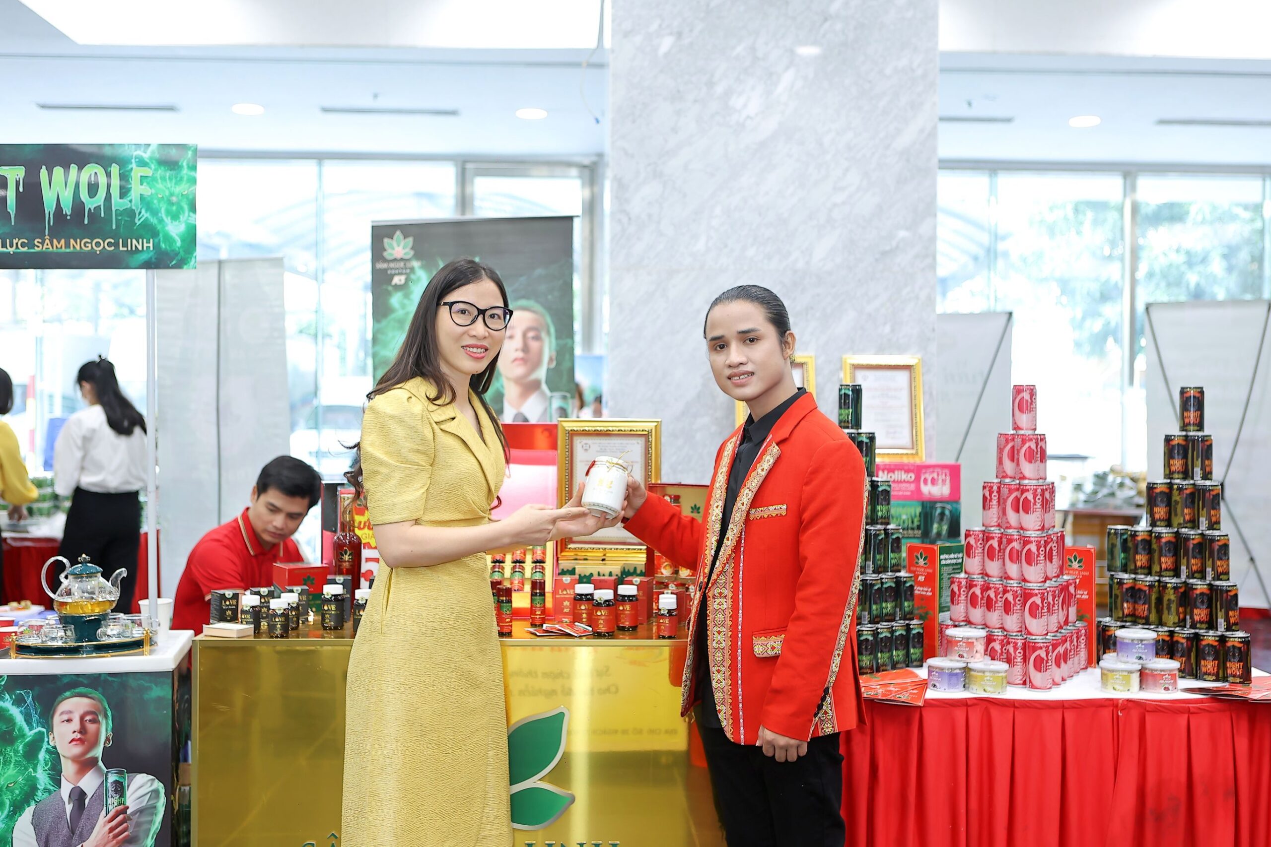 Khách tham quan chụp ảnh lưu niệm tại gian hàng Sâm Ngọc Linh Kon Tum K5.