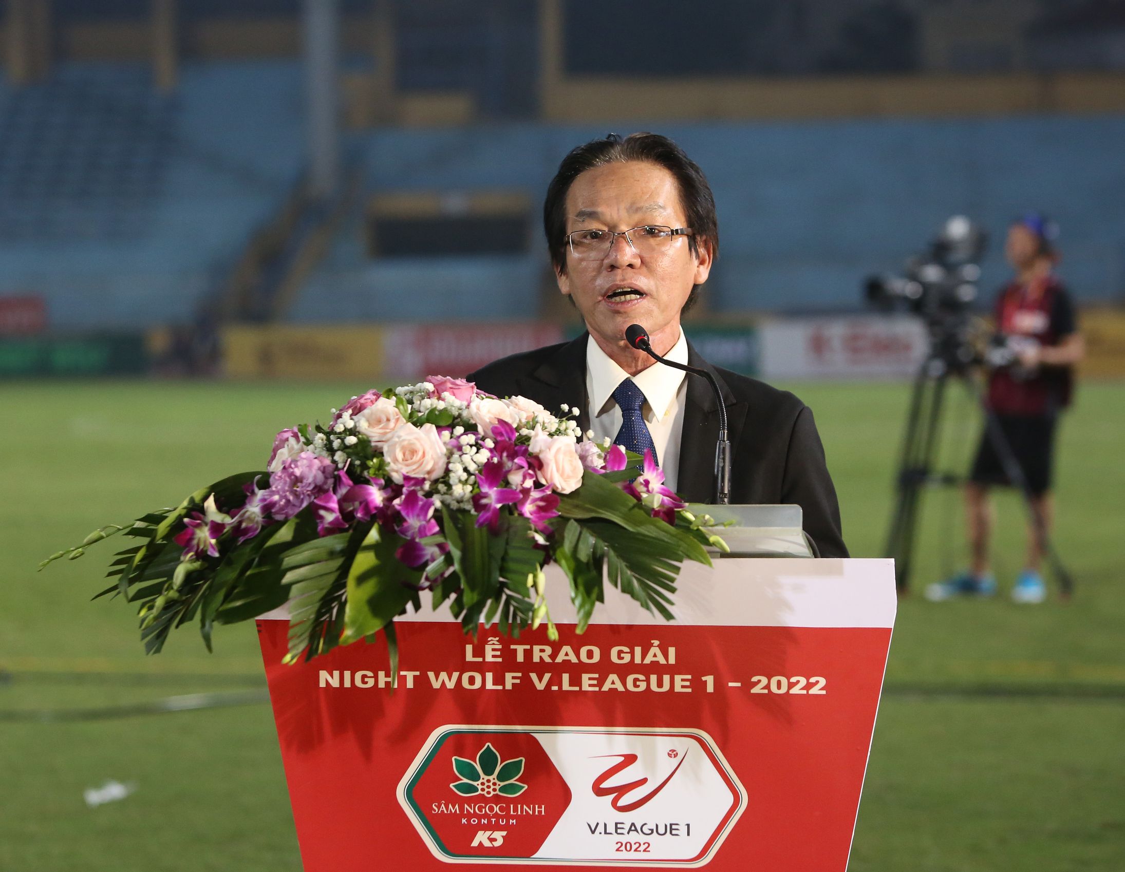 Ông Nguyễn An-Đại diện thương hiệu Sâm Ngọc Linh Kon Tum K5 phát biểu tại lễ trao giải Night Wolf V-League 1 2022.