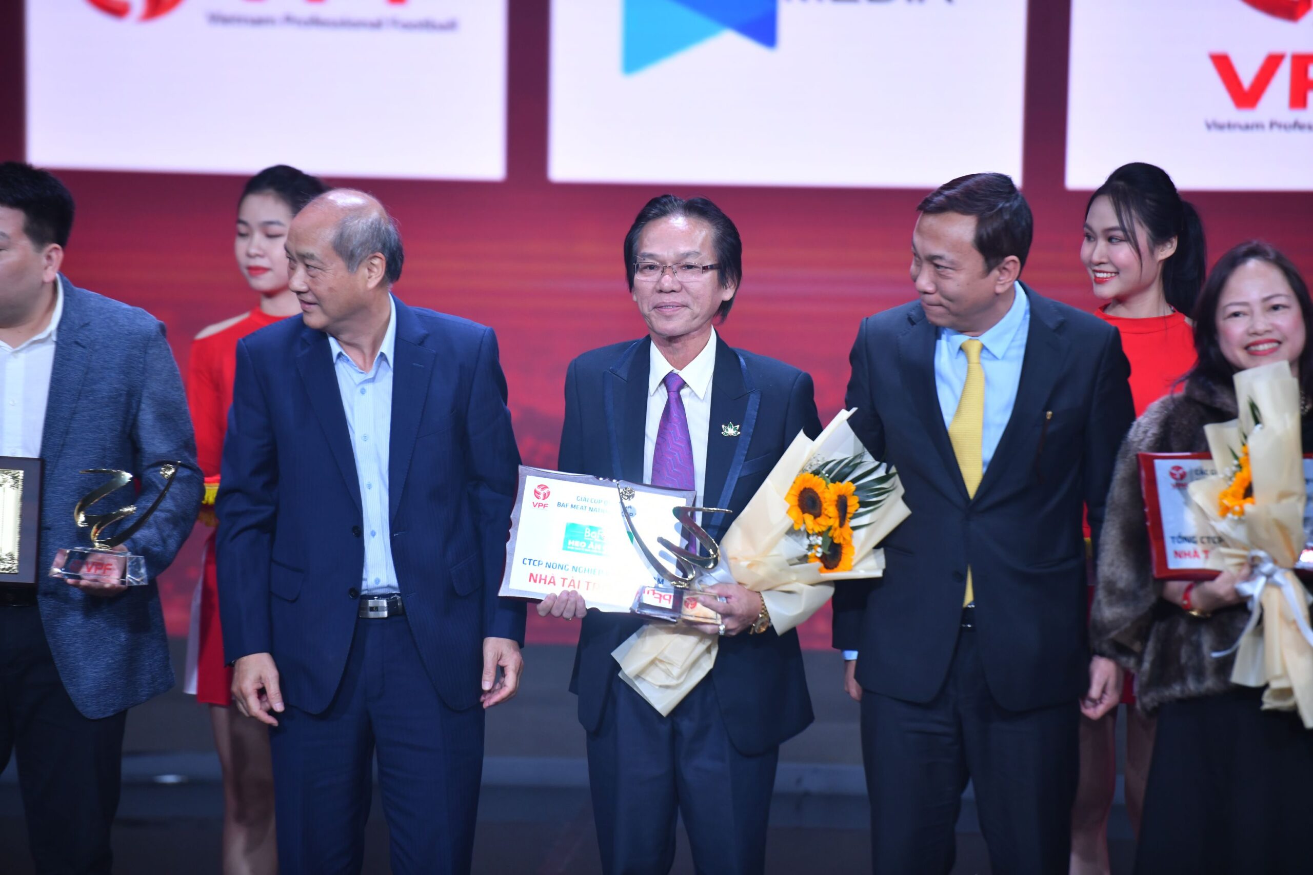Ông Nguyễn An - Đại diện Công ty Cổ phần Sâm Ngọc Linh Kon Tum nhận hoa và kỷ niệm chương từ BTC.