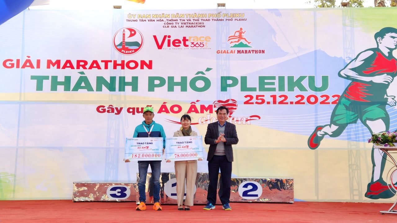 Các VĐV đã quyên góp hàng trăm triệu đồng giúp đỡ trẻ em nghèo.