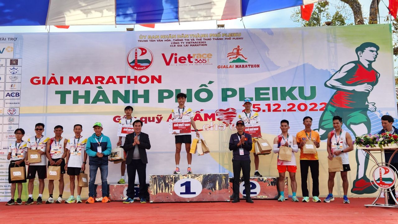 Ban tổ chức trao giải cho các VĐV xuất sắc ở cự ky 10 km nam.