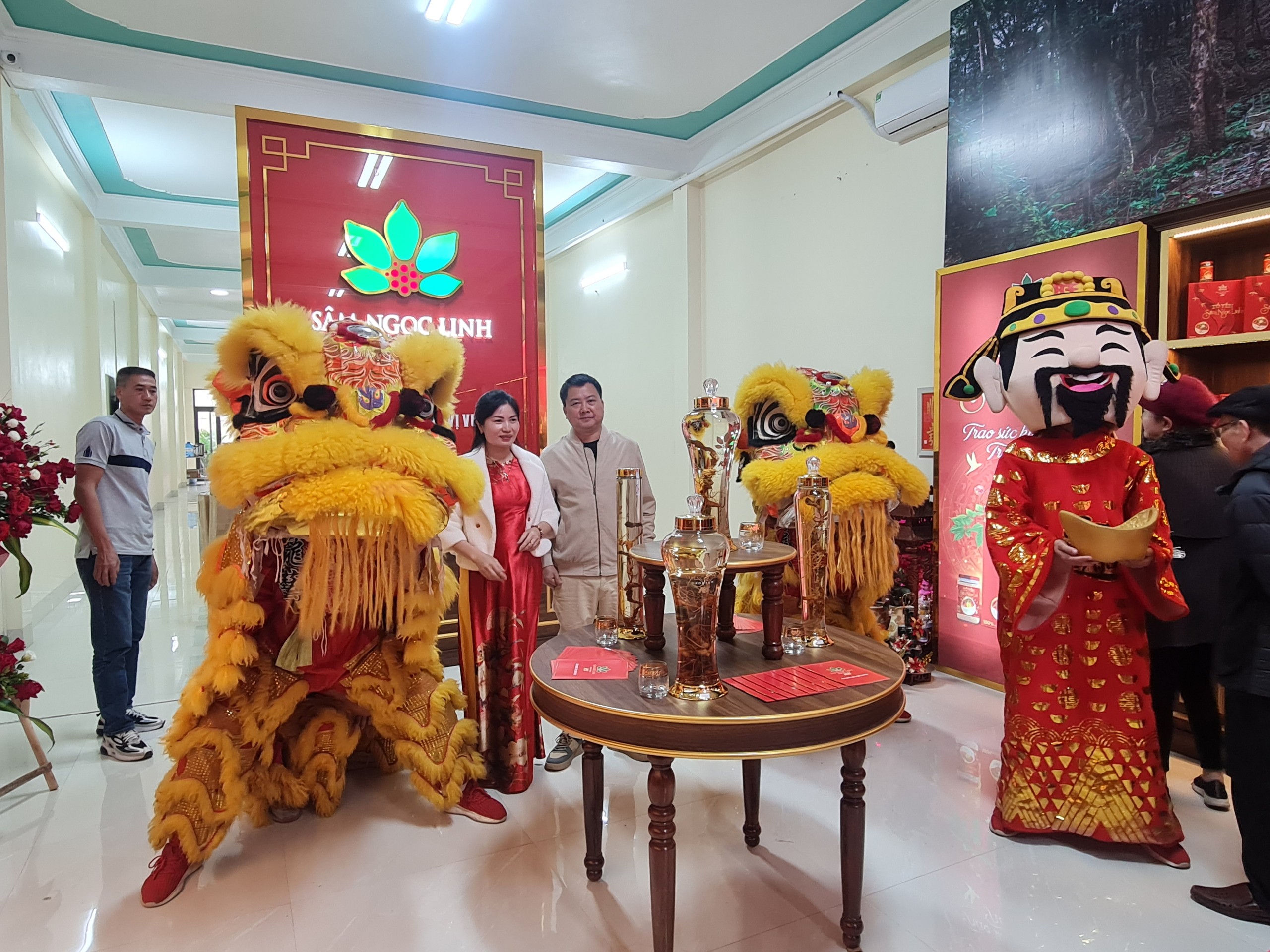 Khách hàng tại Hưng Yên đang trải nghiệm và mua sắm các sản phẩm Sâm Ngọc Linh tại buổi khai trương.