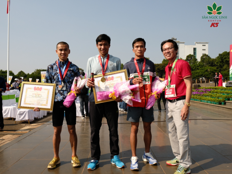 Đại diện Sâm Ngọc Linh Kon Tum K5 trao giải cho các VĐV tại Giải Tiền Phong Marathon năm 2021 tổ chức tại Gia Lai.