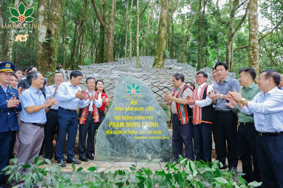 Thủ tướng Phạm Minh Chính thăm, làm việc với các hộ dân trồng sâm và Công ty CP Sâm Ngọc Linh Kon Tum