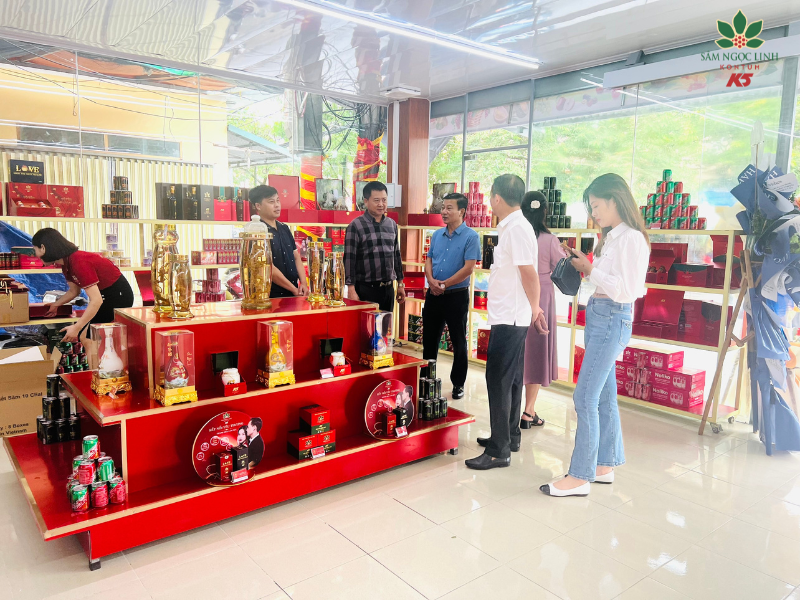 Khách hàng đến tham quan tại buổi khai trương showroom mới Bình Lục, Hà Nam.