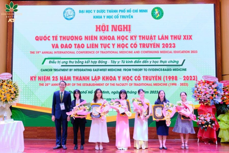 Đại điện Sâm Ngọc Linh K5 nhận hoa và kỷ niệm chương dành cho nhà tài trợ.