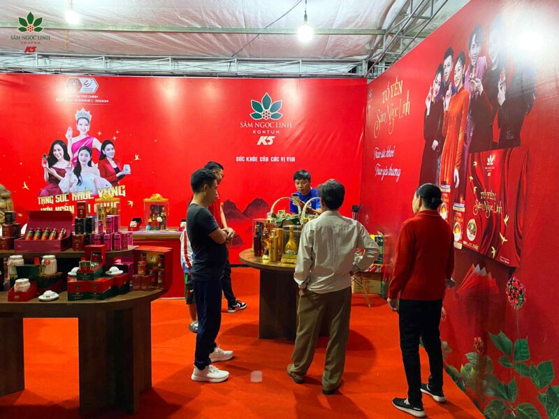 Người dân đang tham quan và trải nghiệm các sản phẩm tại gian hàng Sâm Ngọc Linh.