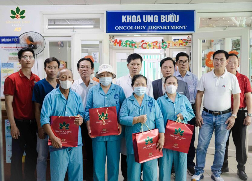 Đại diện Sâm Ngọc Linh K5 tại Đà Nẵng và đại diện thương hiệu chụp ảnh lưu niệm cùng các bệnh nhân.