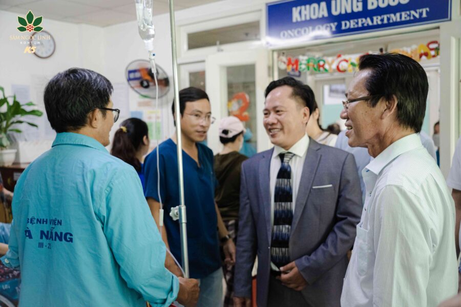 Đại diện Sâm Ngọc Linh K5 tại Đà Nẵng và đại diện thương hiệu đang thăm hỏi và động viên các bệnh nhân.