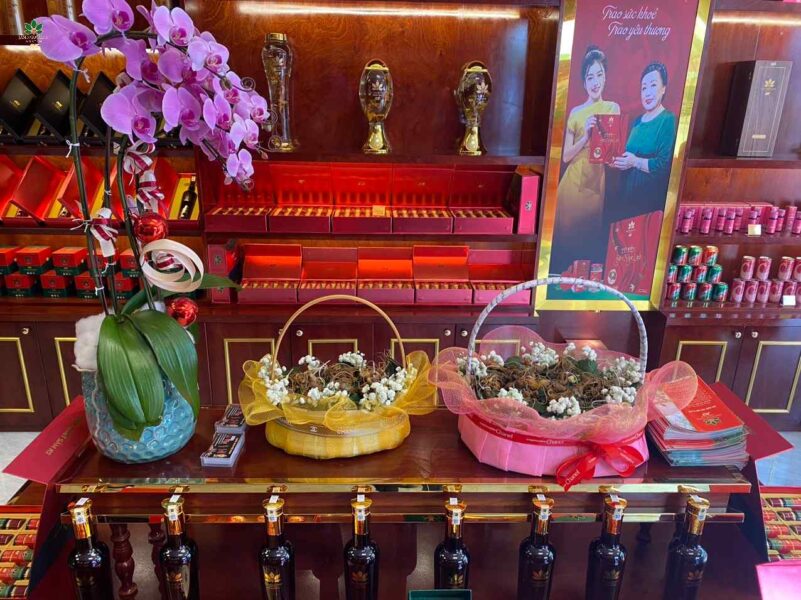 Các chế phẩm Sâm Ngọc Linh được trưng bày tại showroom.