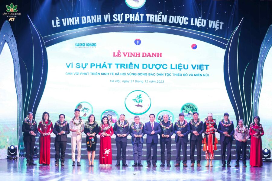 Sâm Ngọc Linh K5 vinh dự được vinh danh trong buổi lễ Vinh danh "Vì sự phát triển dược liệu Việt".