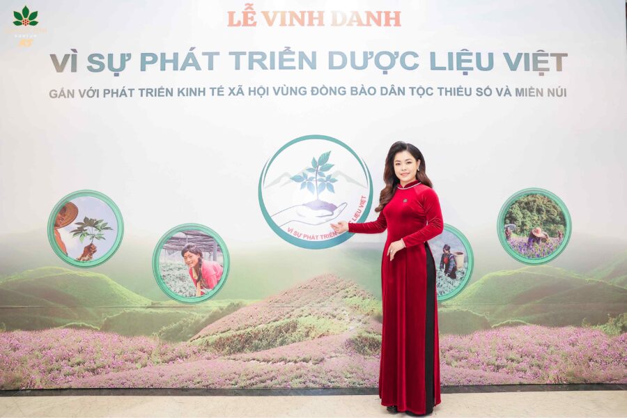 Đại diện Sâm Ngọc Linh K5 tham dự buổi lễ Vinh danh tại Nhà hát Lớn Hà Nội.