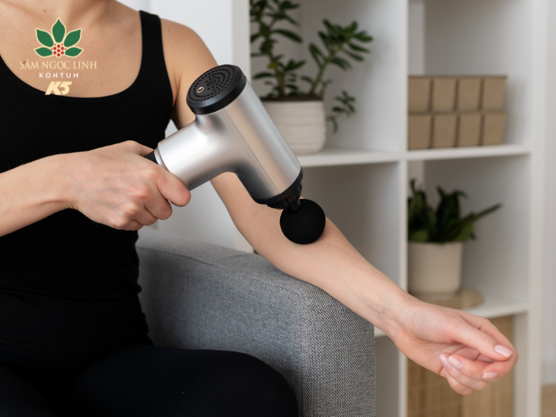 Một chiếc massage cầm tay sẽ giúp cô giáo giảm nhức mỏi, thư giãn hơn.