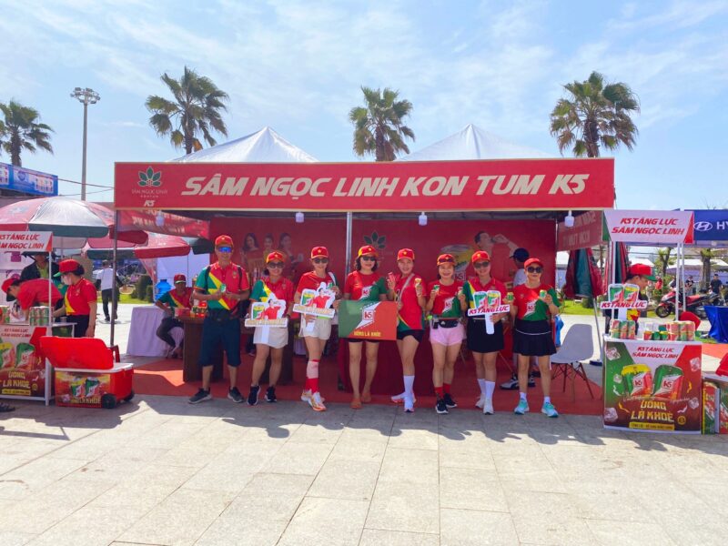 Các VĐV check in tại gian hàng K5 Tăng lực trong sự kiện Tiền Phong Marathon 2024.