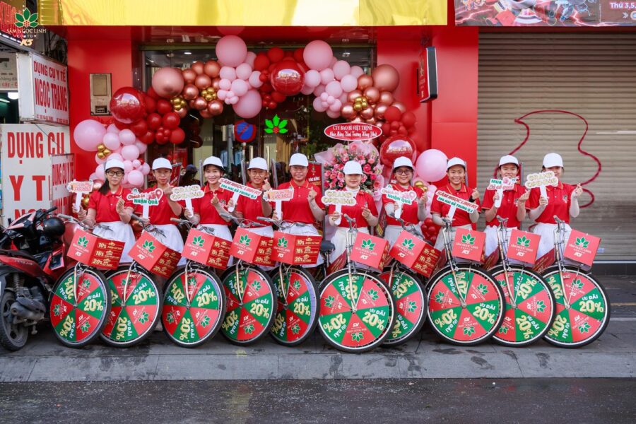 Đoàn xe đạp tại ngày khai trương showroom mới.