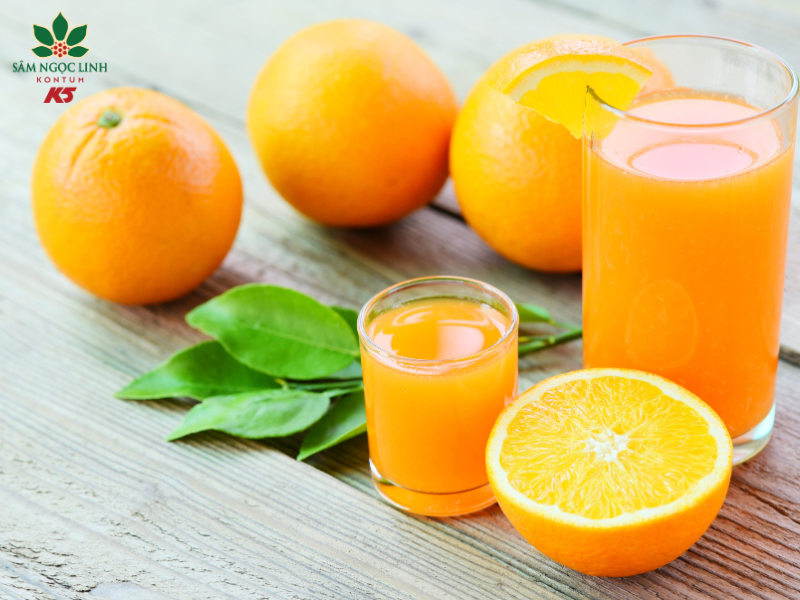 Nước cam rất giàu vitamin C, tốt cho sức khỏe và làn da.