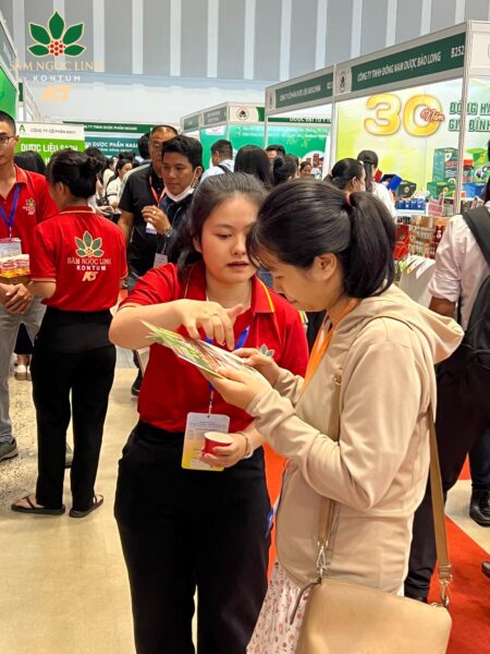 Khách hàng đang nghe tư vấn về các sản phẩm Sâm Ngọc Linh tại Hội chợ Dược liệu 2024.