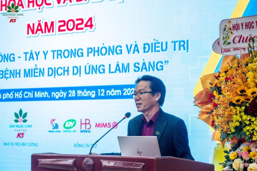 Đại diện Sâm Ngọc Linh K5 trình bày về giá trị của Sâm Ngọc Linh đối với sức khỏe tại Đại học Y dược TP. HCM.