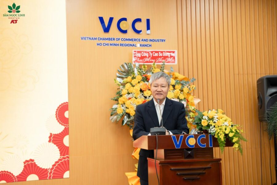 Phó Chủ tịch VCCI Võ Tân Thành phát biểu và đánh giá tình hình kinh tế tại hội nghị.