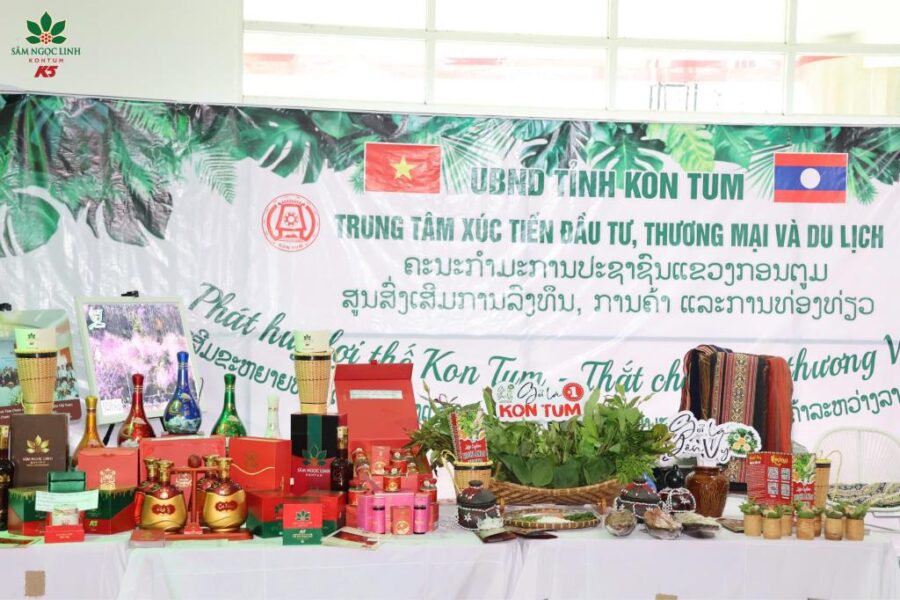 Các sản phẩm Sâm Ngọc Linh được trưng bày tại gian hàng.