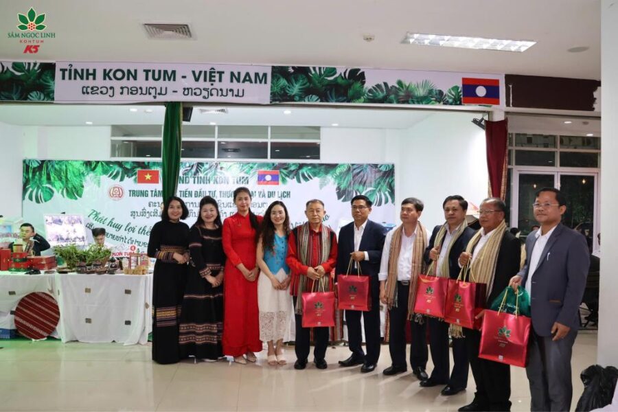 Các vị khách mời mua sắm các sản phẩm Sâm.