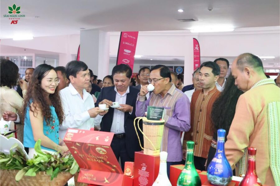 Lãnh đạo thưởng thức sản phẩm Sâm Ngọc Linh.