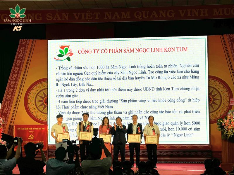 Đại diện Sâm Ngọc Linh K5 nhận bằng khen của chủ tịch UBND tỉnh Kon Tum nhân kỷ niệm 20 năm ngày thành lập huyện Tu Mơ Rông.