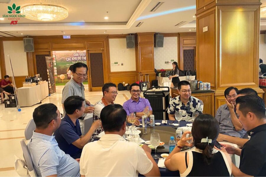 Các golf thủ và khách mời dự tiệc chiêu đãi.