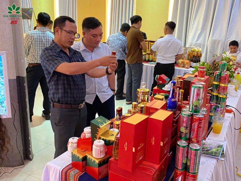 Các đại biểu tham quan và trải nghiệm sản phẩm tại gian hàng K5.