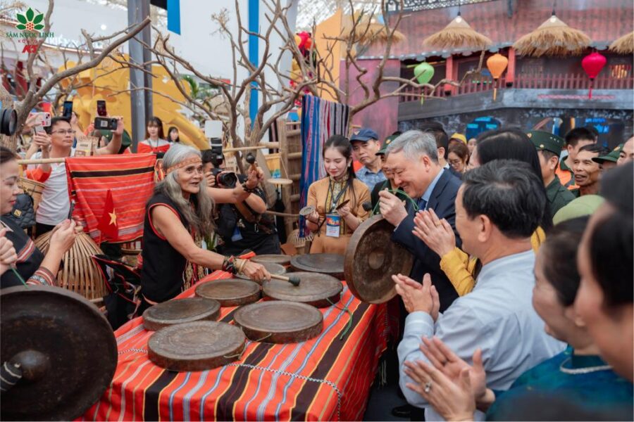 Phó thủ tướng Thường trực Chính phủ Nguyễn Hòa Bình giao lưu cồng chiêng cùng  nghệ nhân A Biu tại không gian triển lãm.