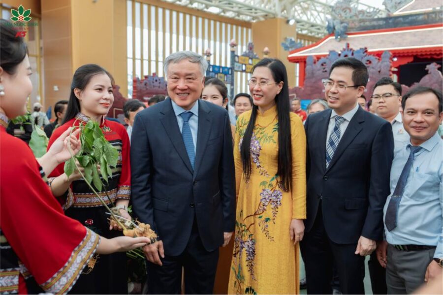 Triển lãm 'Quảng Ngãi - Cội nguồn Cách mạng, vững bước tương lai' hấp dẫn du khách