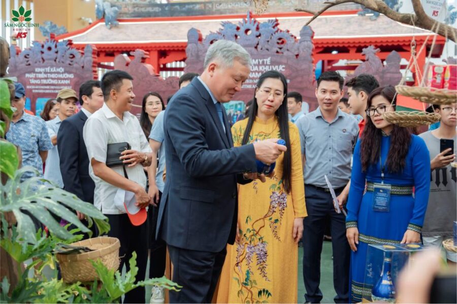 Tiến sĩ Phạm Thị Trung (áo dài xanh), Giám đốc Sở Văn hóa, thể thao và Du lịch Quảng Ngãi giới thiệu với Phó Thủ tướng Thường trực Chính phủ Nguyễn Hòa Bình và Bí thư Tỉnh ủy Quảng Ngãi Bùi Thị Quỳnh Vân về không gian di sản văn hóa Quảng Ngãi tại triển lãm.