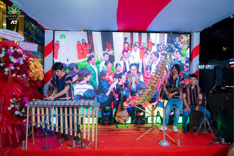 Biểu diễn văn nghệ góp phần sôi động ngày khai trương.