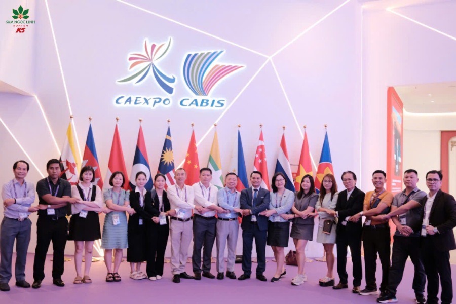 Đại diện Sâm Ngọc Linh K5 chụp ảnh lưu niệm tại hội chợ CAEXPO 2025.