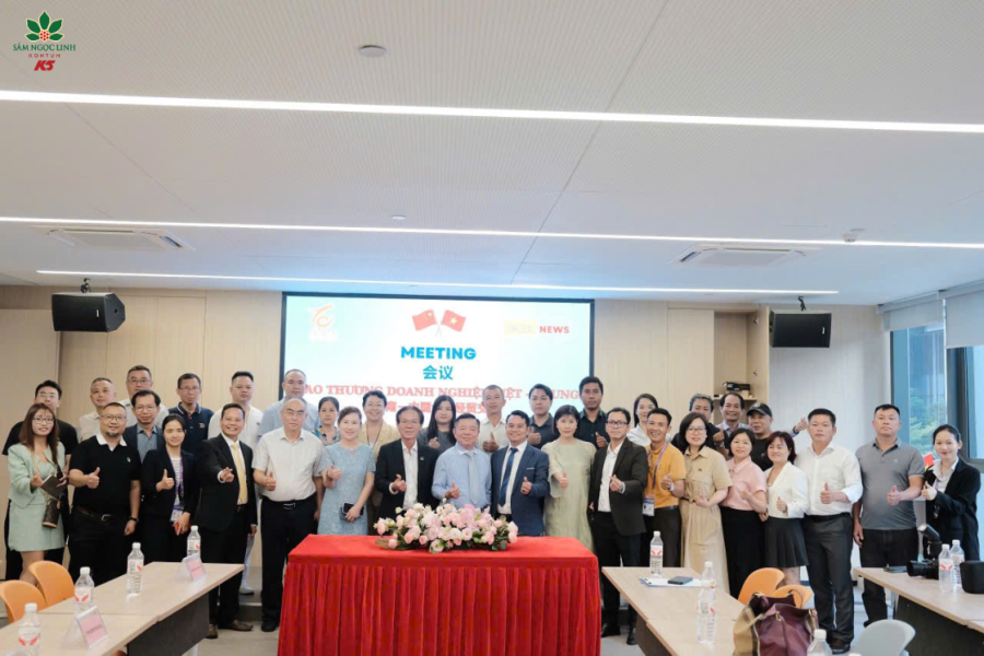 Đại diện Sâm Ngọc Linh K5 chụp ảnh lưu niệm tại hội thảo CAEXPO 2025.
