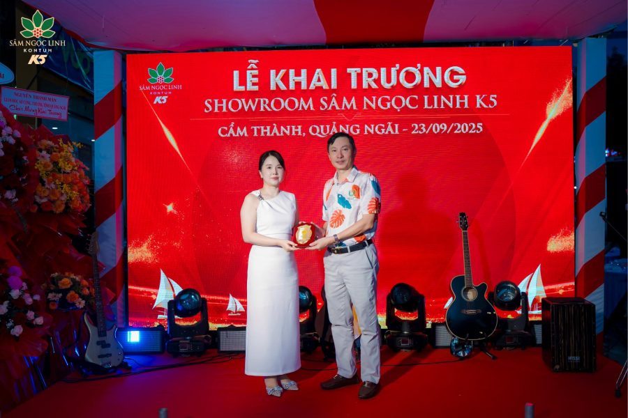 Đại diện K5 nhận kỷ niệm chương của đại diện Công an tỉnh Quảng Ngãi.